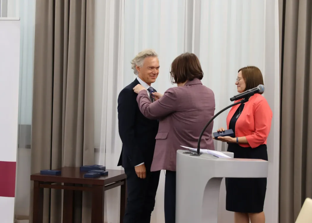 Prof. Mariusz Rutkowski odbiera medal