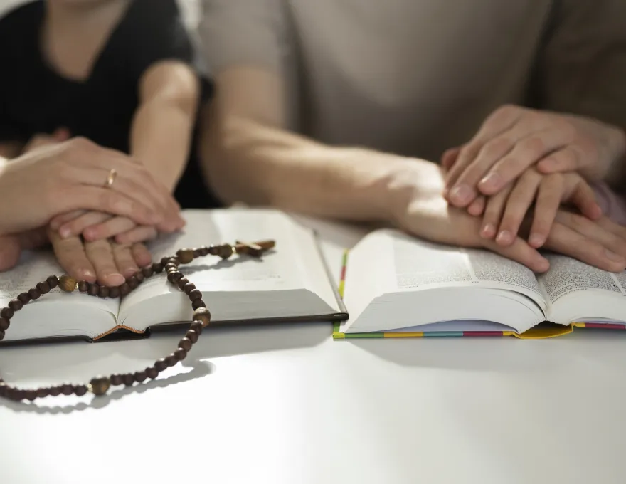 grafika ilustrująca wolność religii 