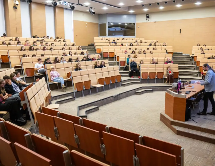 Na zdjęciu widać prowadzącego jedną z prelekcji podczas Czwartków z Humanistyką oraz uczestników siedzących na sali 