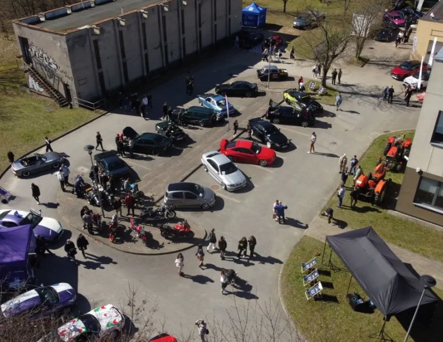 2. Studencki Zlot Samochodów i Motocykli, zdjęcie z lotu ptaka, samochody i osoby oglądające je