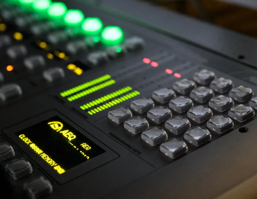 zdjęcie przedstawia przykładowy sprzęt używany w rozgłośni radiowej 