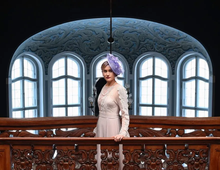 zdjęcie przedstawia kobietę ubraną w historyczny strój 