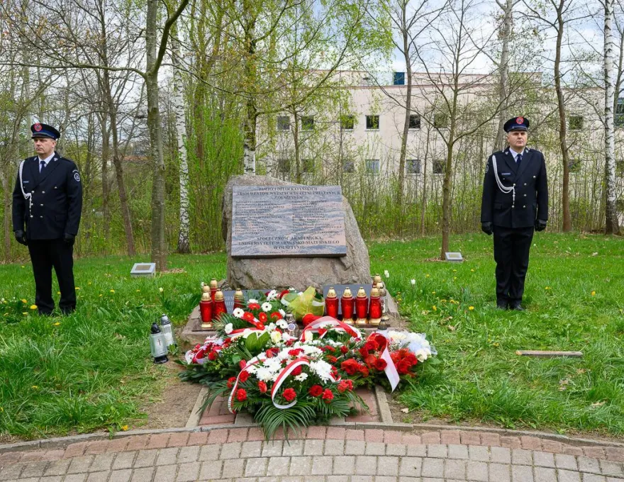 Kwiaty pod kortowską tablicą upamiętniającą ofiary Zbrodni Katyńskiej