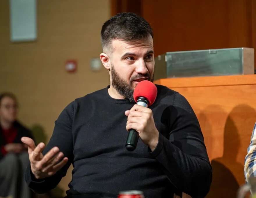 Marek Maruszczak podczas debaty Human w Digitalu na Wydziale Humanistycznym 