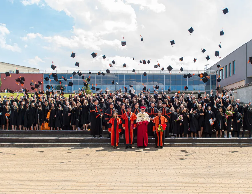 Absolutorium kierunku lekarskiego - studenci rzucają birety