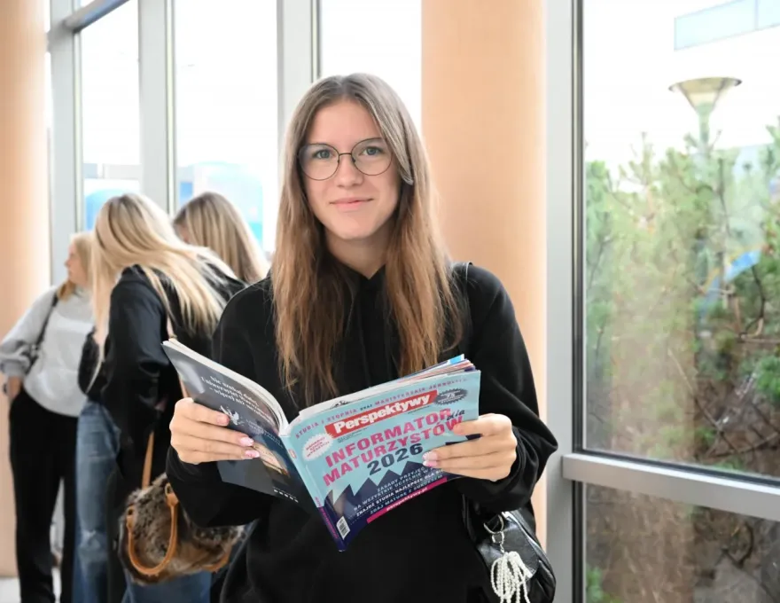 Dziewczyna trzyma informator maturzysty 