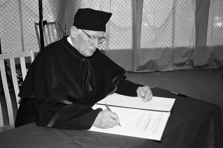 Jan Szczerbowski podpisuje dokument