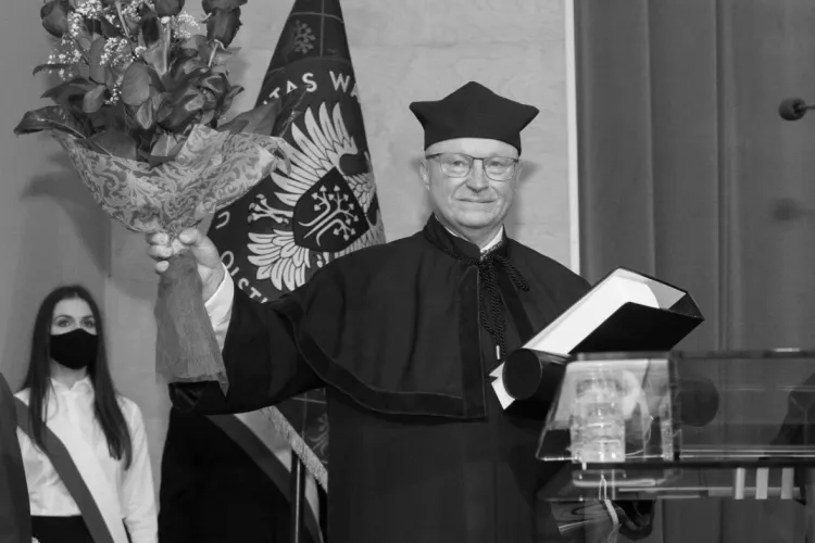 prof. Wilkin z kwiatami w ręce