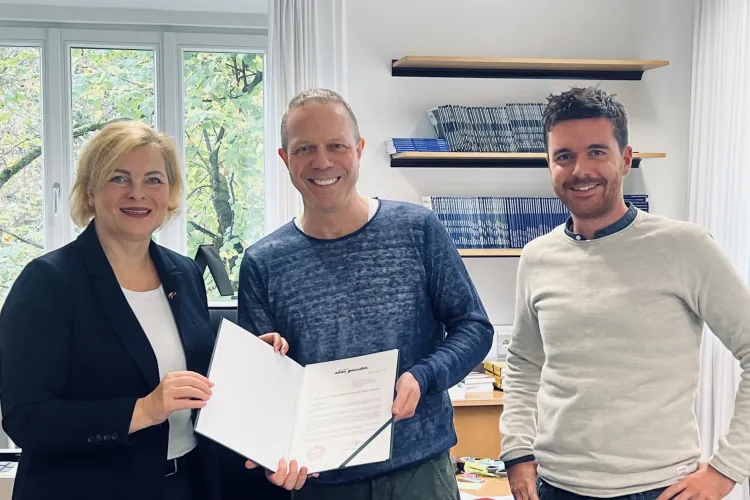 Od lewej: prof. Teresa Astramowicz-Leyk, prof. Klaus H. Goetz (dziekan Wydziału Nauk Społecznych LMU w Monachium) i dr Lucas Schramm z GSI LMU w Monachium