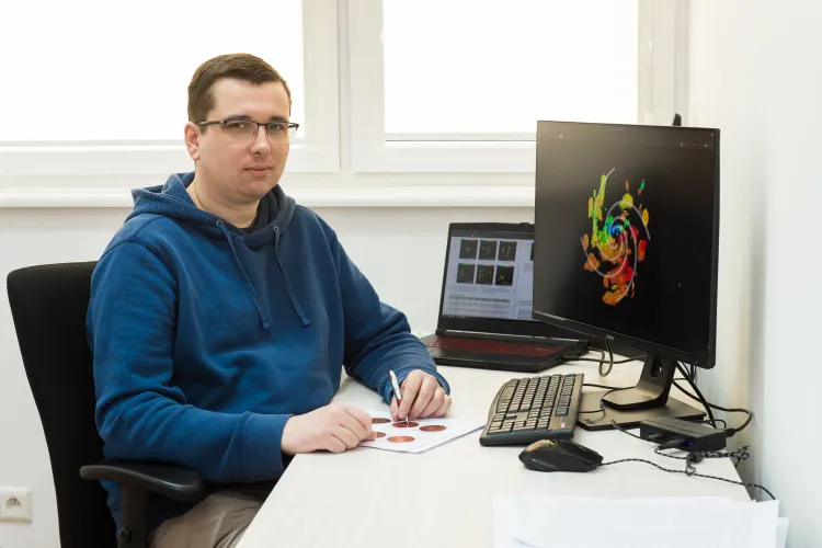 Dr Mateusz Olech z UWM przy pracy