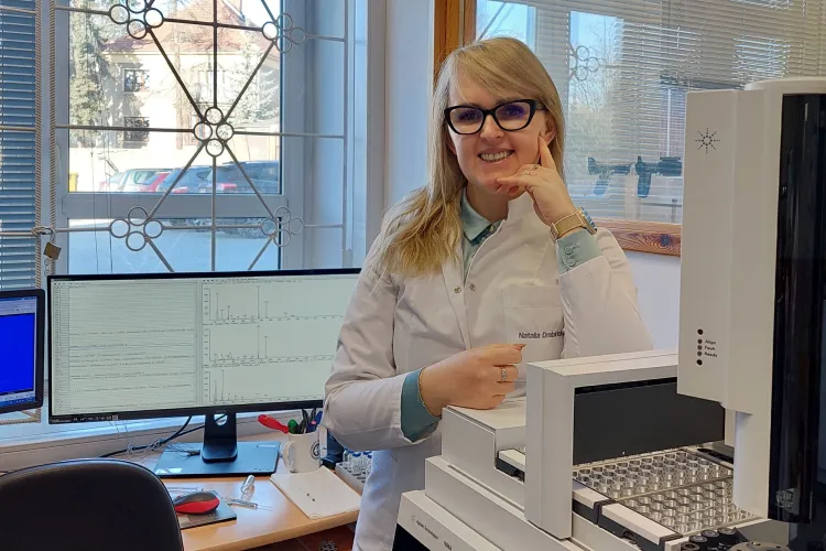 dr Drabińska stoi  przy komputerze