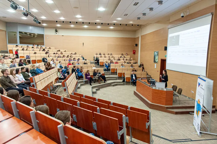 Studenci w auli im. Dietrichów na Wydziale Humanistycznym podczas Europejskiego Dnia Logopedy