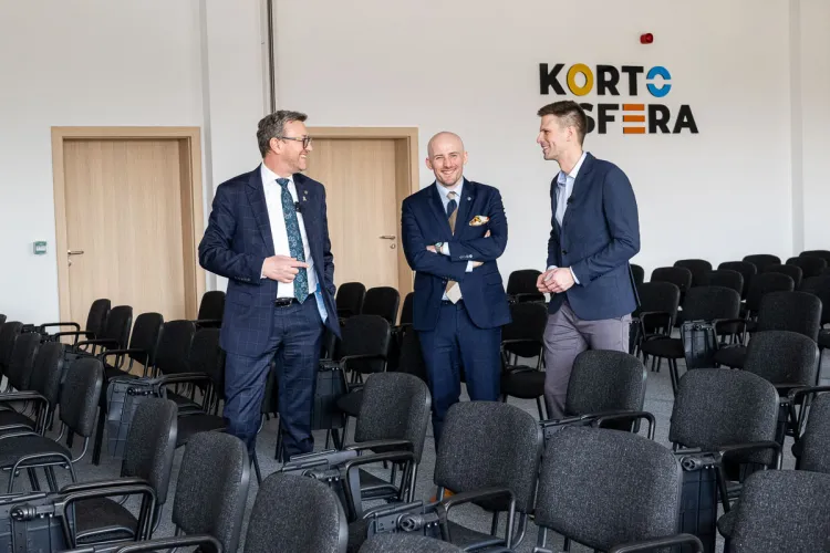 Rektor UWM prof. Jerzy Przyborowski, kanclerz Bogusław Stec i kierownik Kortosfery Mateusz Pikuliński podczas zwiedzania Centrum Popularyzacji Nauki i Innowacji