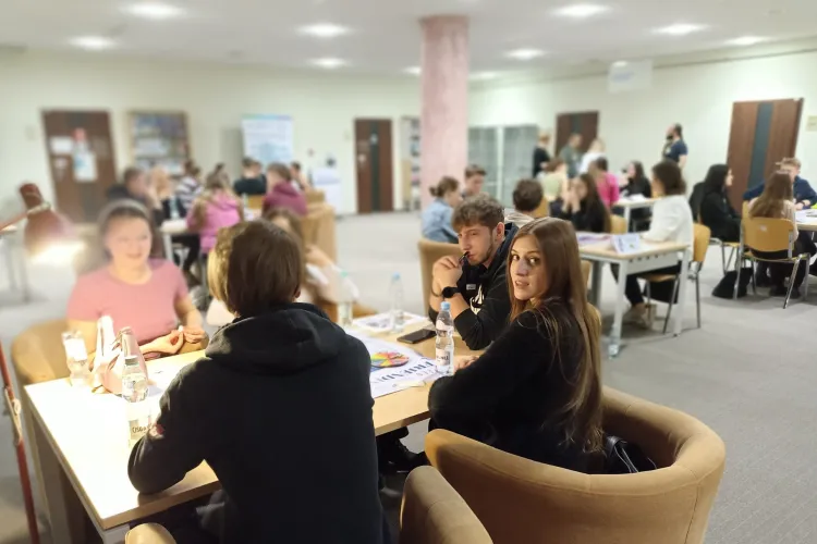 Studenci w Bibliotece Uniwersyteckiej podczas wydarzenia Speed Friending