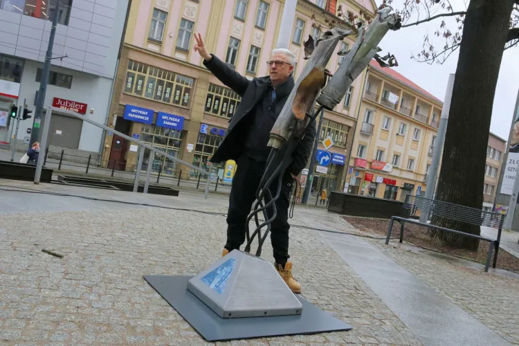 Antoni Grzybek z instalacją "Niezłomna Ukraina", fot. MOK Olsztyn.