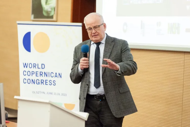 prof. Mikulski stoi i mówi