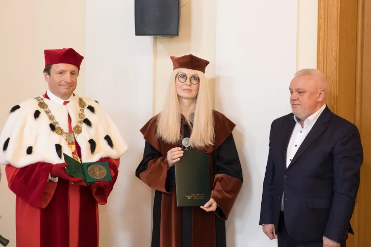 prof. Jerzy Wilde (po prawej) odbiera medal im. prof. Tadeusza Vetulaniego