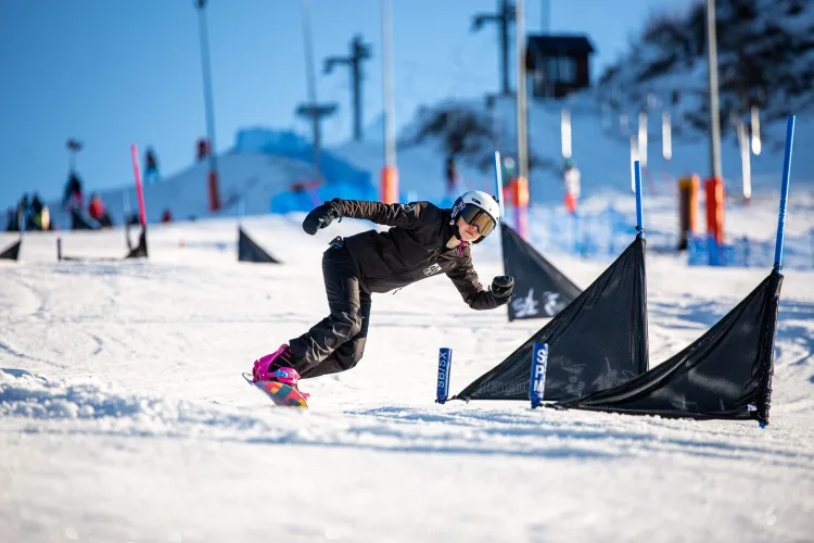 snowbordzista jedzie na desce