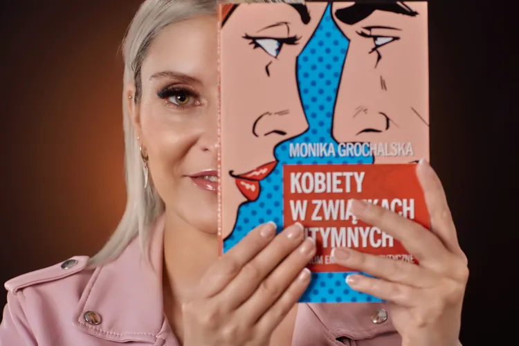 Monika Ryndzionek z książką pt. Kobiety w związkach intymnych