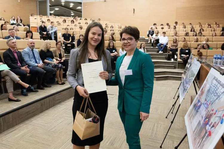 Po prawej: prof. Mariola Jaworska