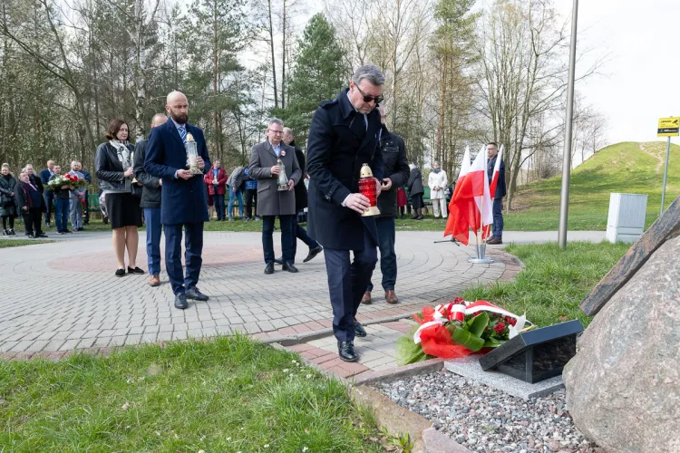 Rektor UWM składa kwiaty i znicz w Alei Ofiar Katyńskich