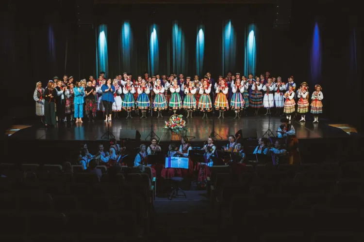 Zespół Pieśni i Tańca "Kortowo" na scenie w Centrum Konferencyjnym UWM