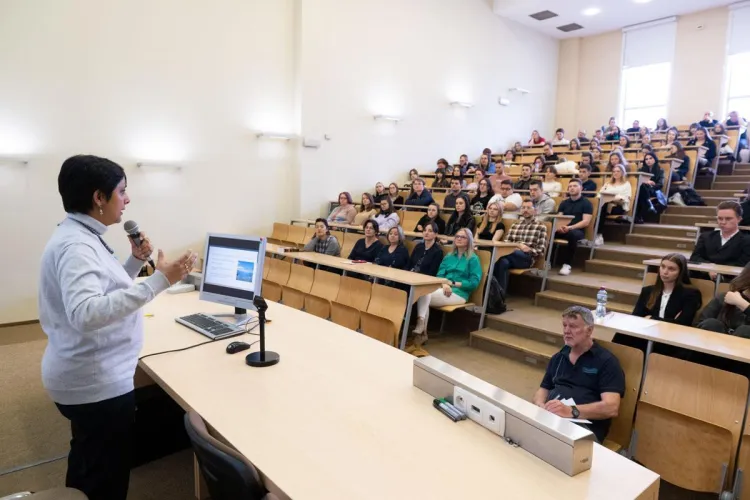 prof. Pallavi Majumdar i studenci dziennikarstwa