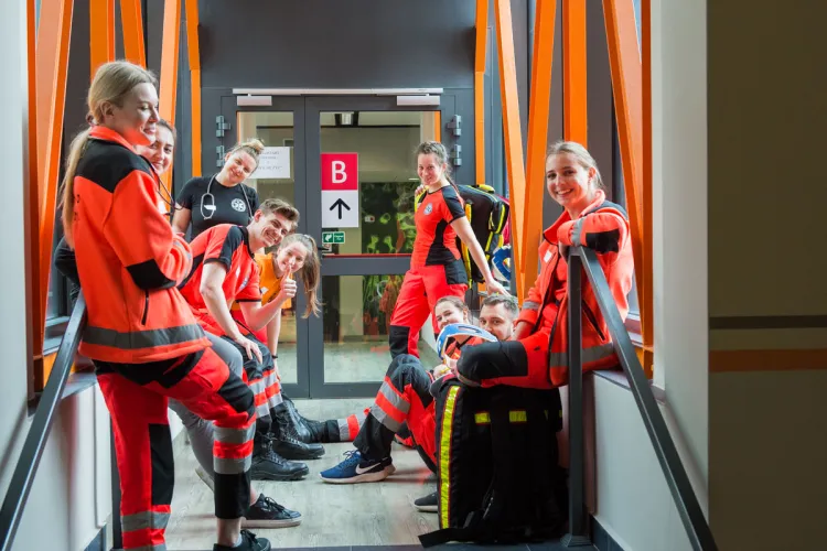 ratownicy medyczni na korytarzu