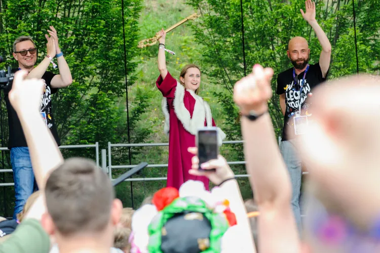 Przekazanie władzy podczas Kortowiady. Na scenie prof. Przyborowski, Aleksandra Siwiecka i prof. Przybyliński
