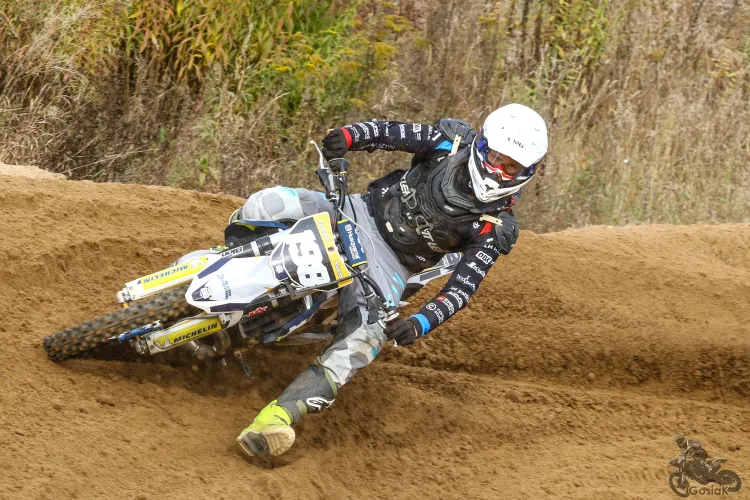 Maciej na motorze na torze