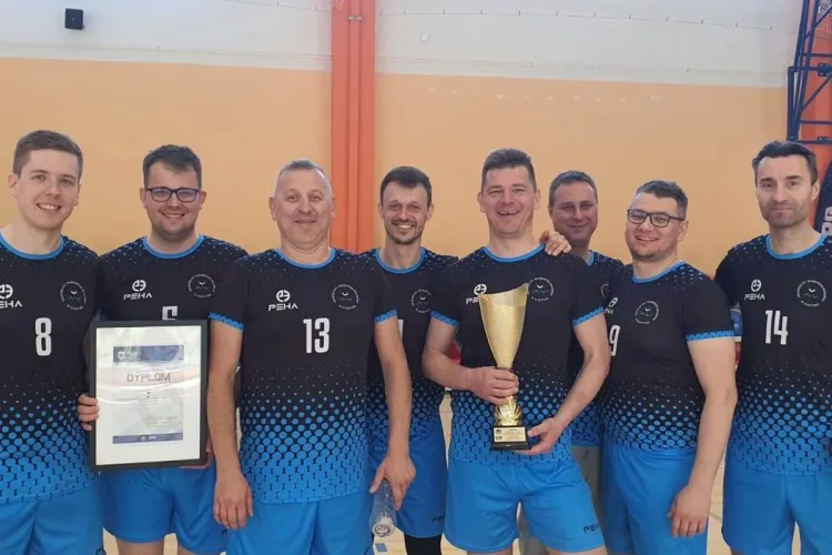 Wykładowcy z UWM z pucharem - VIII Mistrzostwa Polski Pracowników Szkół Wyższych w Piłce Siatkowej