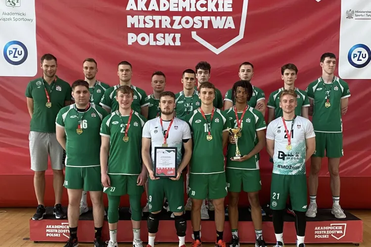 Drużyna siatkarska UWM z medalem