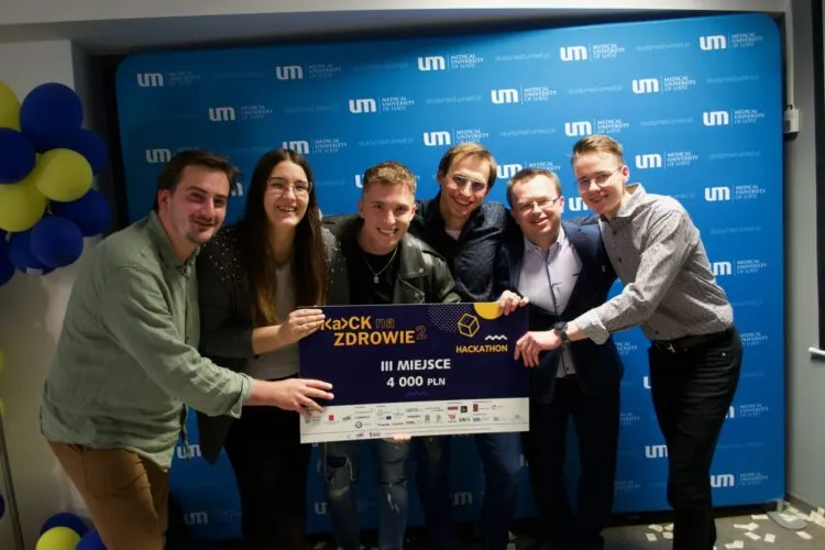 Krystian Kręcik i jego zespół podczas Hackathonu