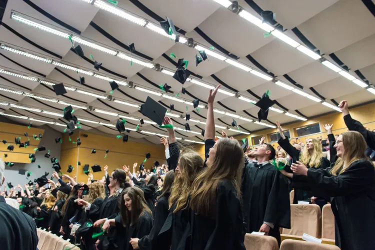 absolwenci rzucają birety