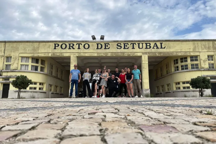 studenci przed wejściem na uniwersytet w Setubal