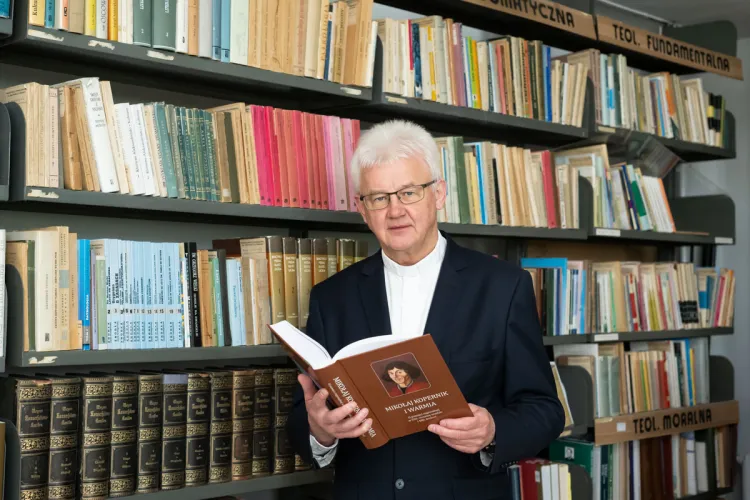 Ks. prof. Andrzej Kopiczko z książką "Mikołaj Kopernik i Warmia"