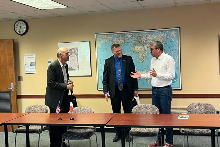 Rektor UWM (po prawej) podczas spotkania na uniwersytecie w Michigan