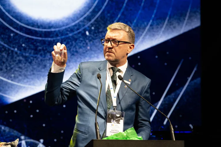 prof. UWM z nasionami z Księżyca