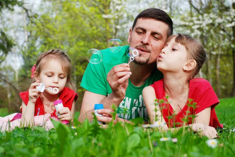 Ojciec z córkami, pixabay.com 