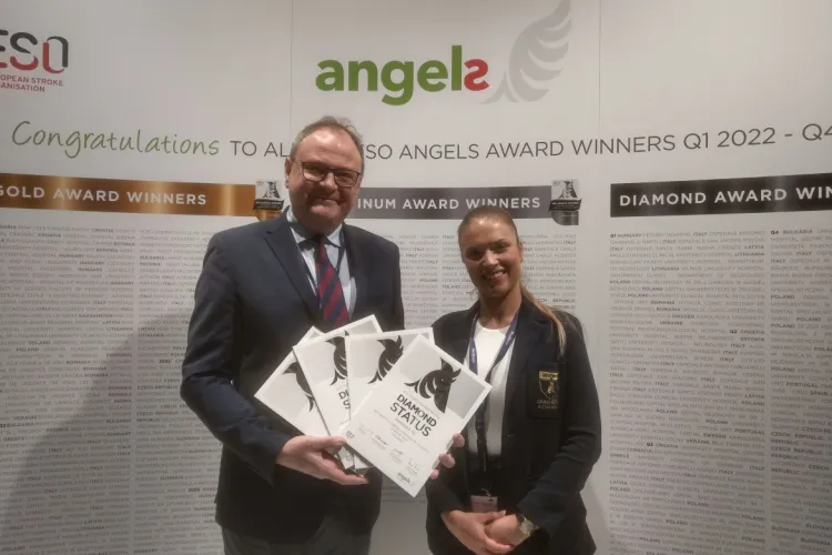 prof. Mycko z dyplomami