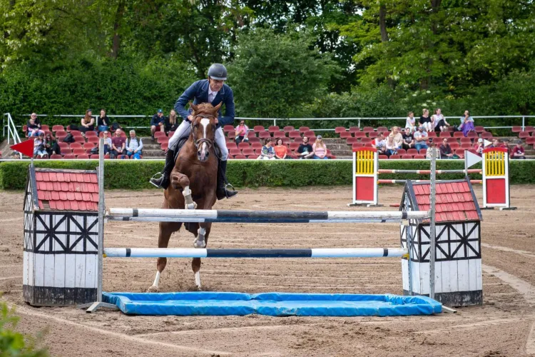zawodnik podczas zawodów jeździeckich