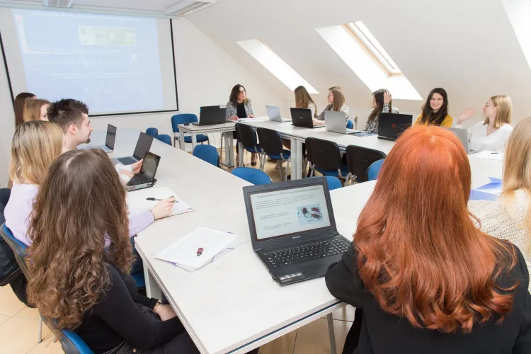Studenci podczas zajęć na Wydziale Nauk Ekonomicznych