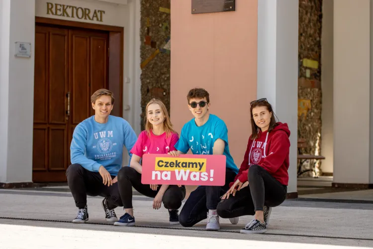 Studenci UWM z tabliczką z napisem Czekamy na was
