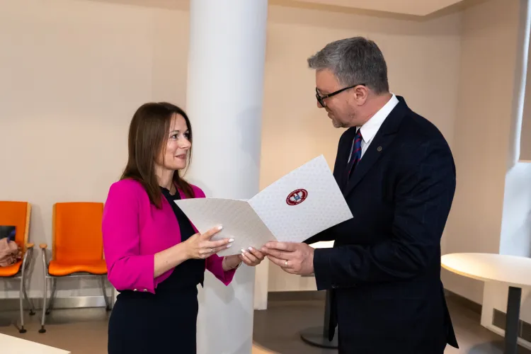 Prof. Witkowska odbiera gratulacje od rektora Jerzego Przyborowskiego