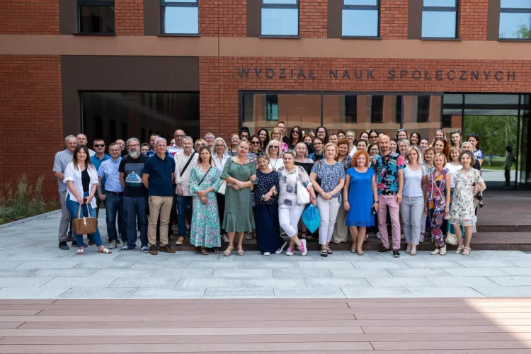 pracownicy WNS przed nową siedzibą