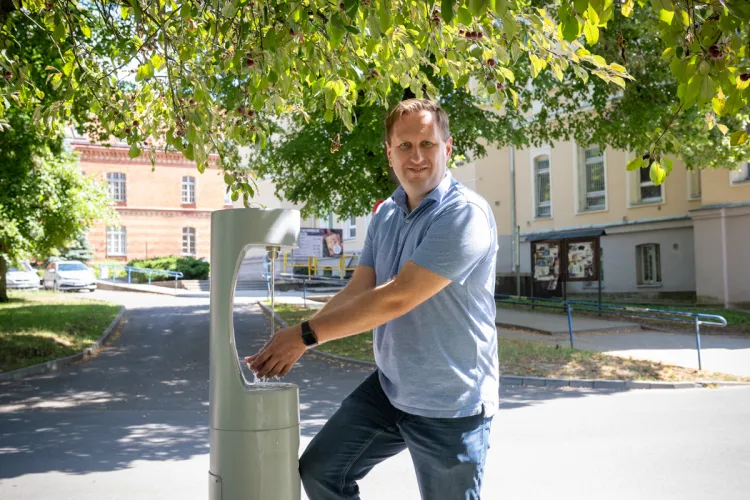 Dr hab. inż. Marcin Sidoruk przy źródełku wody w Kortowie