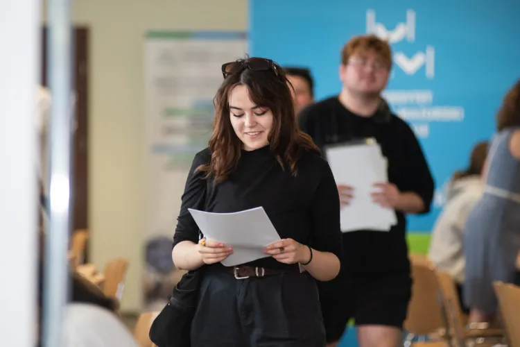 Nowi studenci w Punkcie Obsługi Kandydata w Bibliotece Uniwersyteckiej