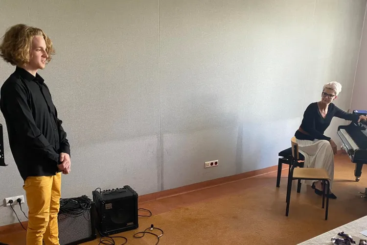 Kandydat na studia i prof. Bojaruniec przy pianinie podczas oceny predyspozycji 