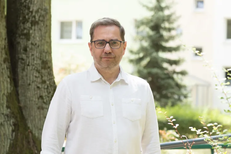 Prof. Mirosław Bełej przed budynkiem w Kortowie