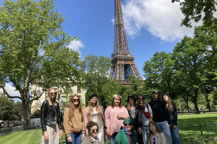 studenci na tle wieży Eifla